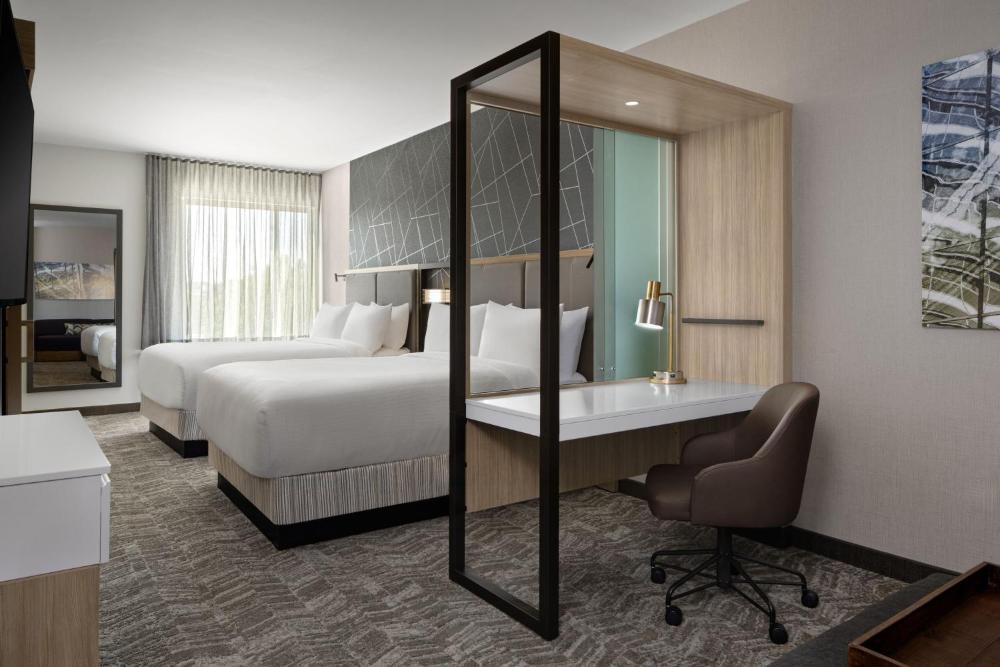 Queen Suite with Two Queen Beds, Water View and Bathtub - Mobility Access interior